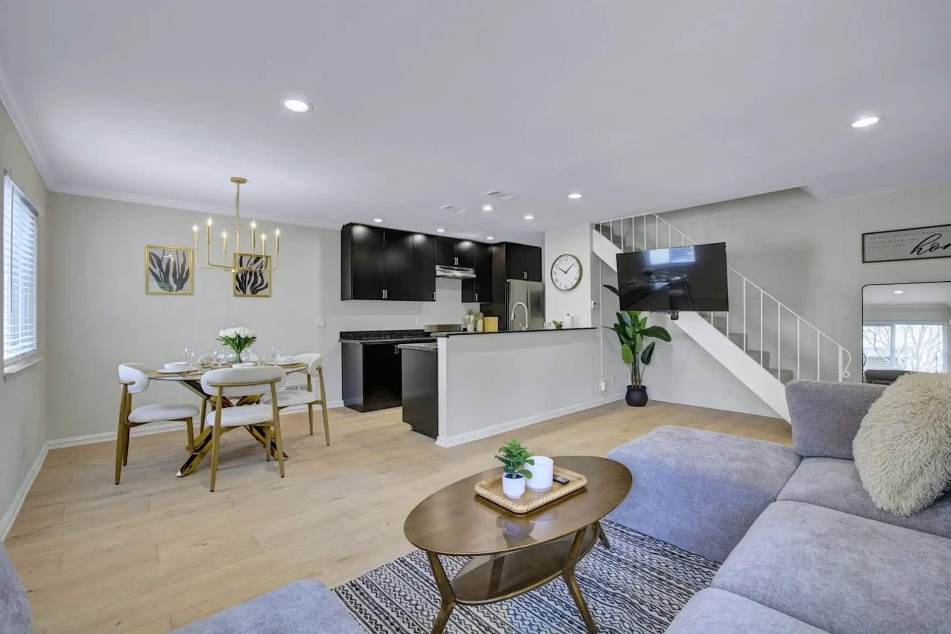 Bright dining and living area in the San Jose furnished condo (photo 2)